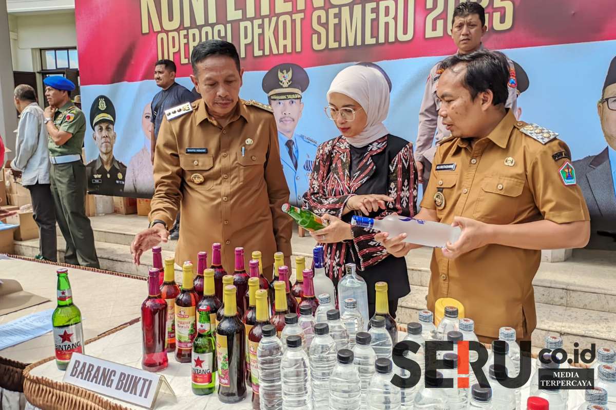 Wali Kota, Wakil Wali Kota dan Ketua DPRD Kota Malang sebelum turut menghancurkan botol miras. (ws13) - Wali Kota Malang Apresiasi Operasi Pekat Semeru 2025, Polresta Makota Ungkap 41 Kasus 53 Tersangka