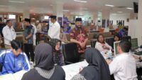 Wali Kota dan Wawali Batu saat mampir di MPP Among Warga, usai melaksanakan Sholat Jum'at. (ist) - Wali Kota dan Wawali Batu Sidak Pelayanan MPP Among Warga