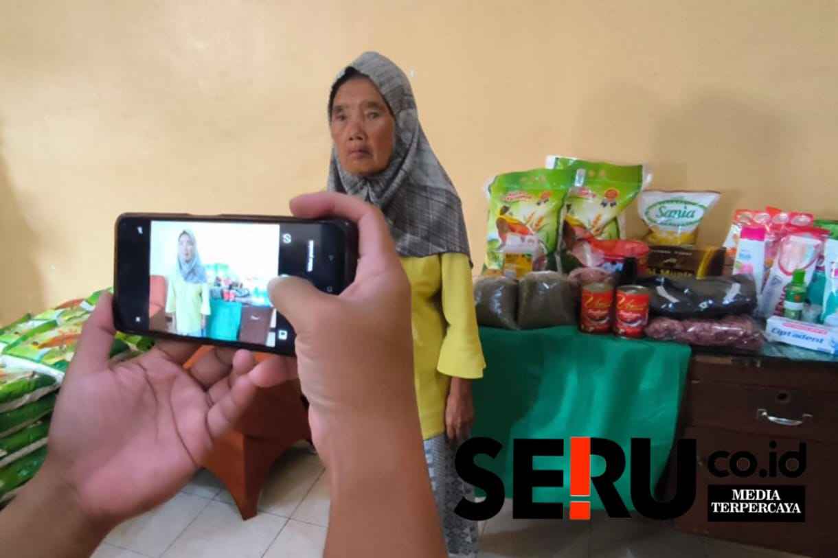 Dinsos Batu Salurkan Bansos Sarana Usaha dan Bahan Pokok
