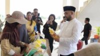 Wawali Batu, Heli Suyanto memeriksa kegiatan pasar murah Ramadan di Pasar Induk Among Tani. (ist) - Pasar Murah Ramadan 2025 Pemkot Batu Ringankan Beban Warga