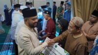 Wawali Batu Heli Suyanto saat menyerahkan insentif bagi Masjid/Mushola di lingkungan Desa Pendem. (ist) - Safari Ramadan Pemkot Batu Sarana Sosialisasi Program Unggulan Pemimpin Baru Kota Batu