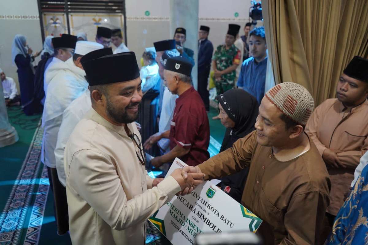 Wawali Batu Heli Suyanto saat menyerahkan insentif bagi Masjid/Mushola di lingkungan Desa Pendem. (ist) - Safari Ramadan Pemkot Batu Sarana Sosialisasi Program Unggulan Pemimpin Baru Kota Batu