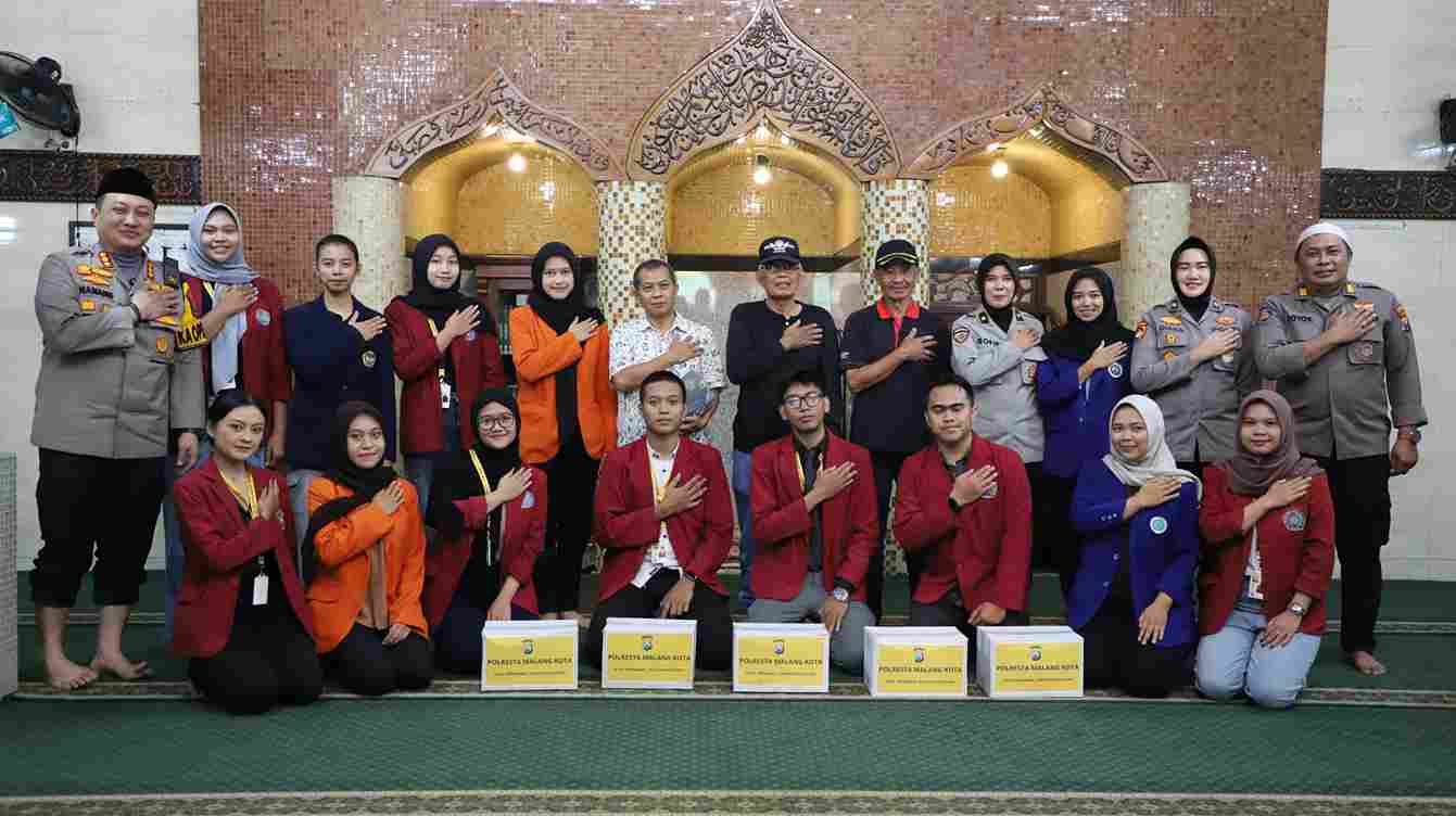 Polresta Malang Kota Gandeng Mahasiswa Baksos Bersihkan Masjid, Sumbang Mushaf dan Sembako