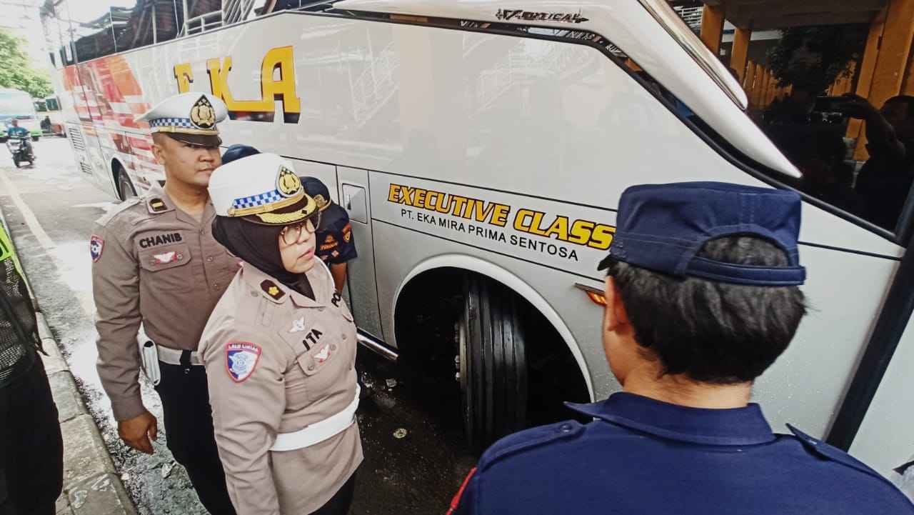 Berikan Rasa Aman Saat Mudik Lebaran, Subditkamsel Ditlantas Polda Jatim Ramp Cek Bus di Terminal Purabaya