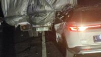 Alami Microsleep Mobil Tabrak Belakang Truk Tronton di Tol, Satu Penumpang Tewas