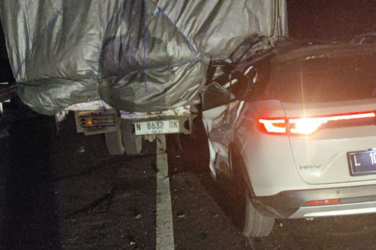 Alami Microsleep Mobil Tabrak Belakang Truk Tronton di Tol, Satu Penumpang Tewas