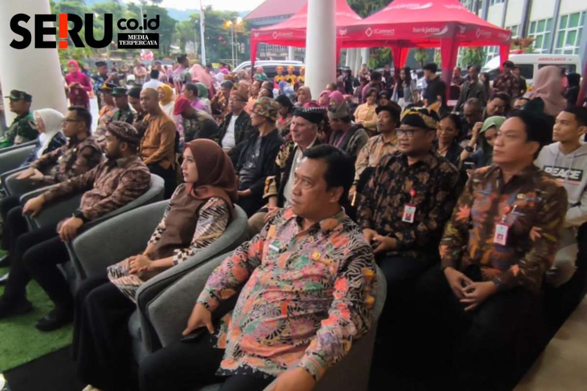 Antusias undangan dari Perupa lokal Kota Batu yang menghadiri acara pembukaan Pameran lukisan. (Seru.co.id/dik) - Wali Kota Batu Buka Event Kenduri Rupa, Hadirkan Karya dari 165 Seniman