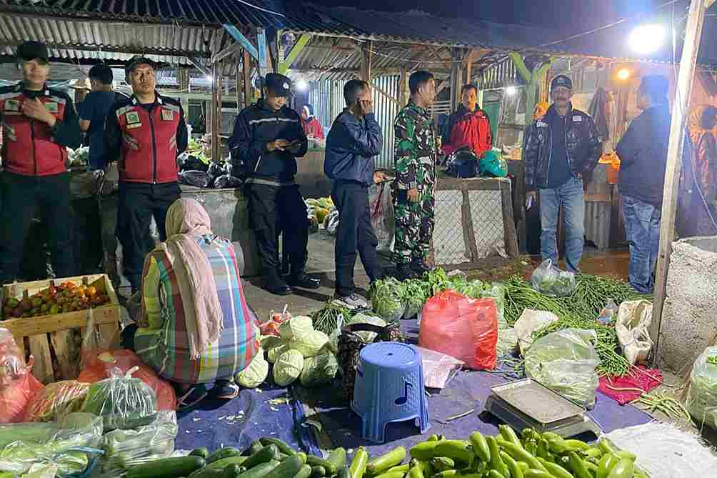 Babinsa Blimbing Dampingi Aparat Gabungan dalam Penertiban PKL