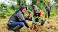 Babinsa Cemorokandang dan linmas bersama warga tanam pohon keras. (ist) - Babinsa Cemorokandang dan Linmas Bersama Warga Tanam Pohon Keras