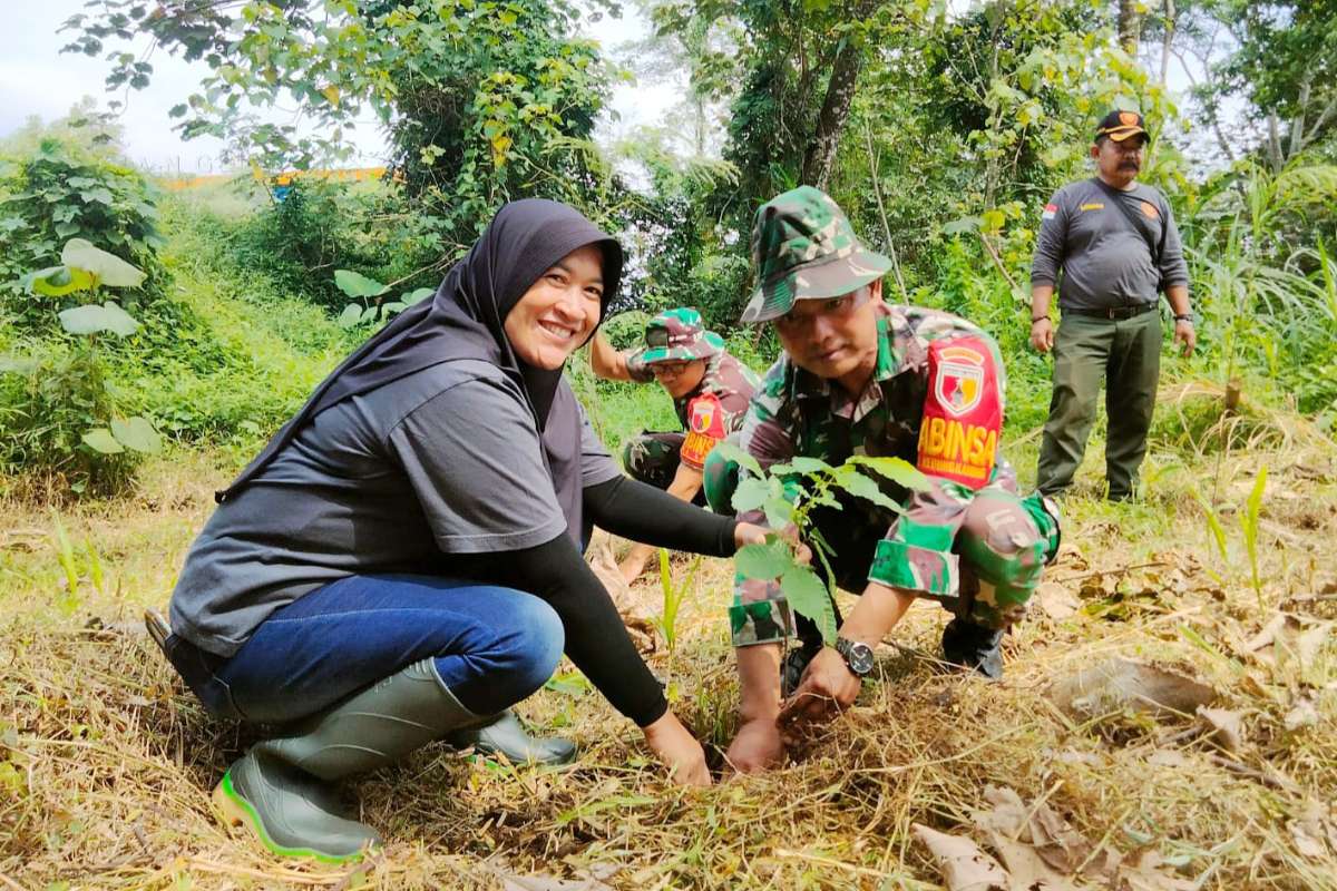 Babinsa Cemorokandang dan linmas bersama warga tanam pohon keras. (ist) - Babinsa Cemorokandang dan Linmas Bersama Warga Tanam Pohon Keras