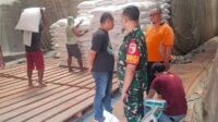Babinsa Gadang monitoring kedatangan beras di Gudang Bulog. (ist) - Babinsa Gadang Monitoring Kedatangan Beras di Gudang Bulog