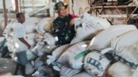 Babinsa Kedungkandang Dampingi Penggilingan Padi Milik Petani Bumiayu