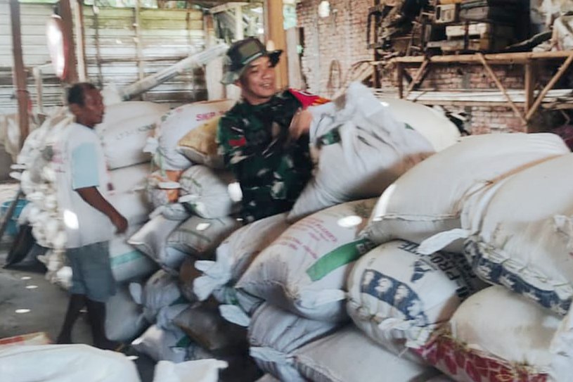 Babinsa Kedungkandang Dampingi Penggilingan Padi Milik Petani Bumiayu