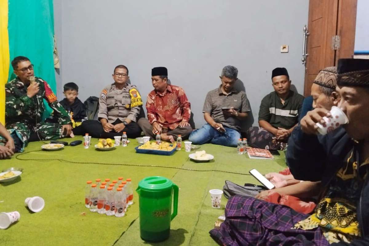 Babinsa Kedungkandang hadiri pertemuan rutin warga RW 05 RT 01 Wonokoyo. (ist) - Babinsa Kedungkandang Hadiri Pertemuan Rutin Warga RW 05 RT 01 Wonokoyo