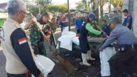Babinsa Pandanwangi Pelopori Karya Bakti Bersihkan Saluran Air di RW 10