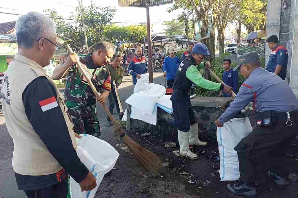 Babinsa Pandanwangi Pelopori Karya Bakti Bersihkan Saluran Air di RW 10