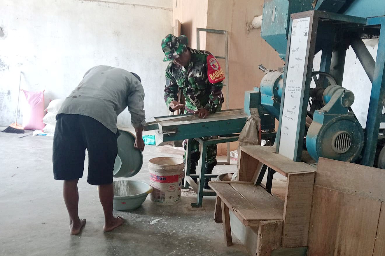Babinsa Sawojajar Monitoring Penggilingan Padi