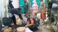 Babinsa Sukoharjo Kerja Bakti Bersama Warga Wujudkan Lingkungan Bersih