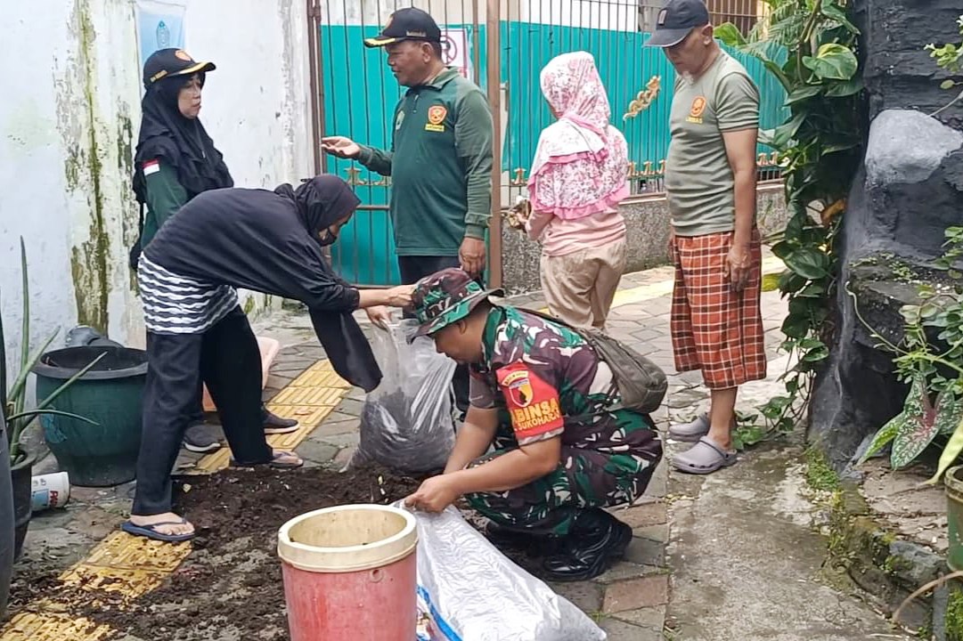 Babinsa Sukoharjo Kerja Bakti Bersama Warga Wujudkan Lingkungan Bersih