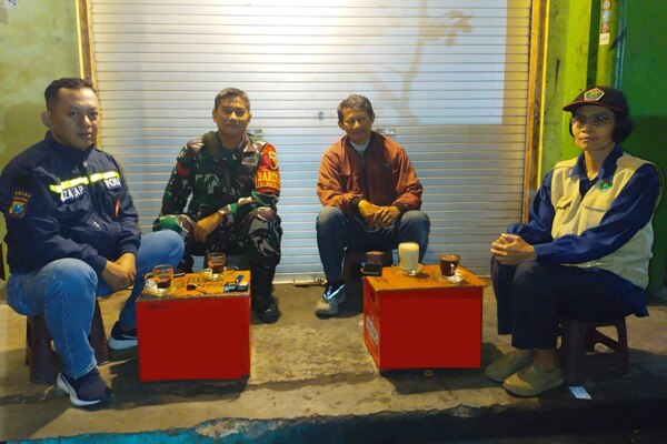 Babinsa Sukoharjo Komsos Bersama Warga Pererat Silahturahmi Momentum Idulfitri