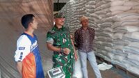 Babinsa Sukun pastikan stok beras aman di Gudang Bulog. (ist) - Babinsa Sukun Pastikan Stok Beras Aman di Gudang Bulog