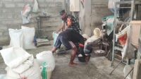Babinsa Tasikmadu Dampingi Petani Proses Penggilingan Gabah di UD Maju Berkah