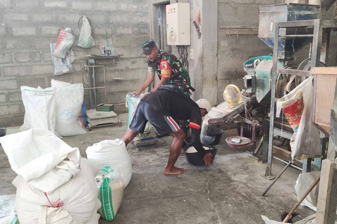 Babinsa Tasikmadu Dampingi Petani Proses Penggilingan Gabah di UD Maju Berkah