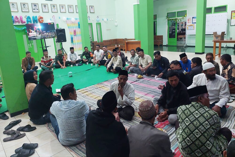 Babinsa Tunggulwulung Halalbihalal Bersama Linmas dan Tokoh Masyarakat
