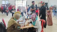 Babinsa Tunjungsekar Dampingi Pemeriksaan Kesehatan Staf Kelurahan dan Kader Posyandu
