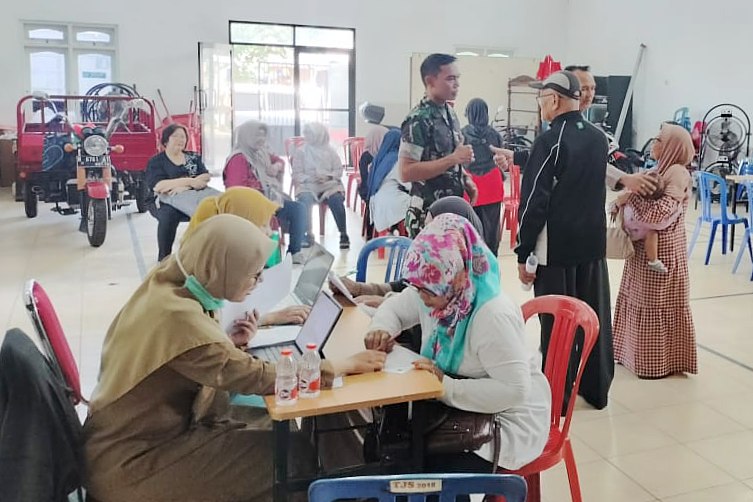 Babinsa Tunjungsekar Dampingi Pemeriksaan Kesehatan Staf Kelurahan dan Kader Posyandu