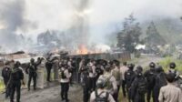 Bentrok antar pendukung di Pilkada Puncak Jaya. (ist) - Pilkada Berdarah di Puncak Jaya: 12 Tewas, 653 Terluka dan 201 Bangunan Terbakar