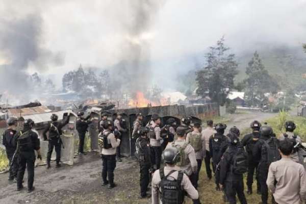 Bentrok antar pendukung di Pilkada Puncak Jaya. (ist) - Pilkada Berdarah di Puncak Jaya: 12 Tewas, 653 Terluka dan 201 Bangunan Terbakar