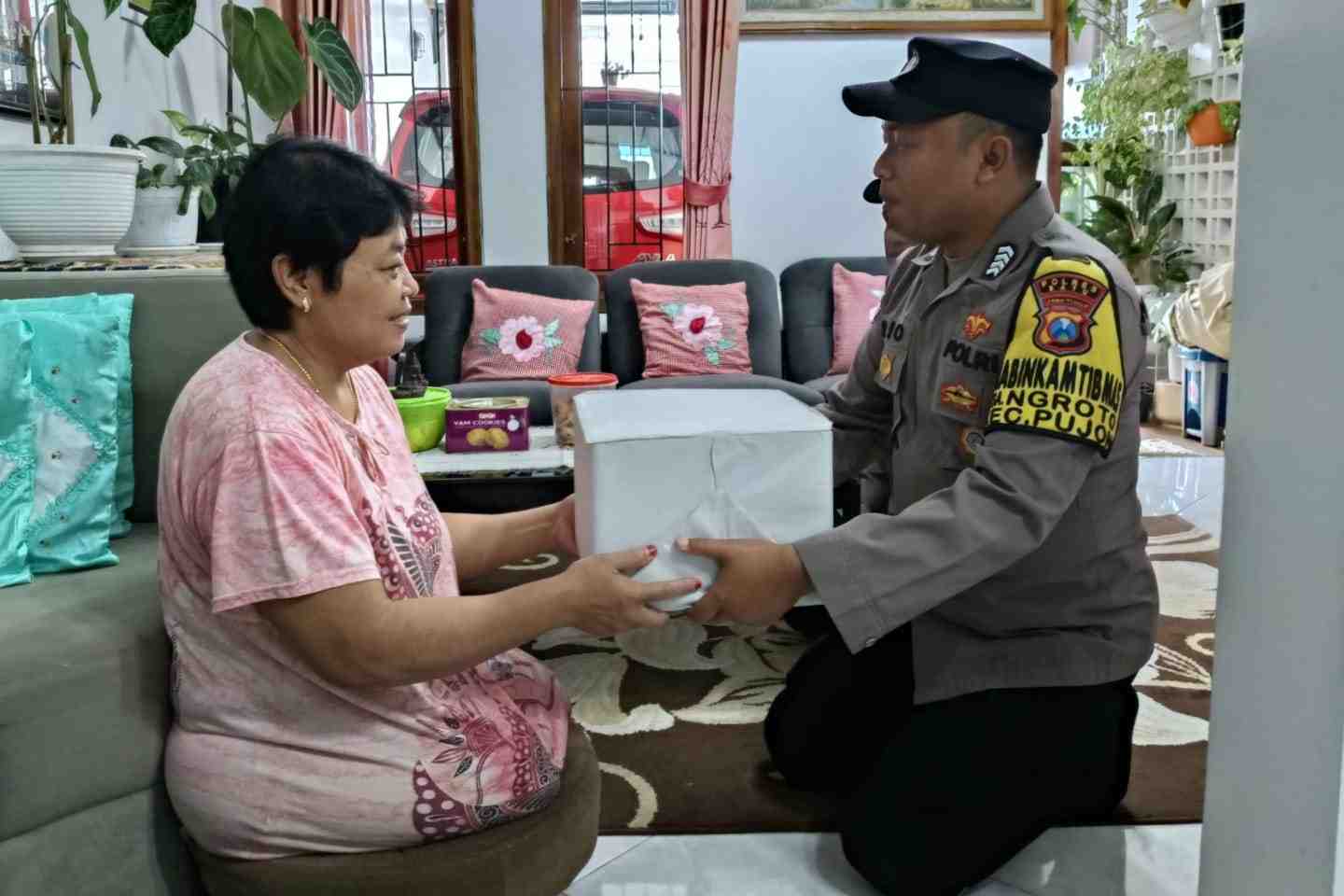 Peringati Hari Kartini 2025, Polsek Pujon Bagi Bansos Untuk Warga Disabilitas