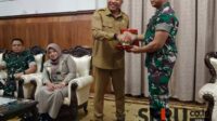 Bupati Situbondo menyampaikan langsung dihadapan Brigadir Jendral TNI (Mar) Agung Trisnanto Kaskogarkap III/Surabaya di pendopo kabupaten. (Seru.co.id/aza) - Demi Dukung Penuh Kegiatan Sub Garnisun, Bupati Situbondo Siapkan Kantor