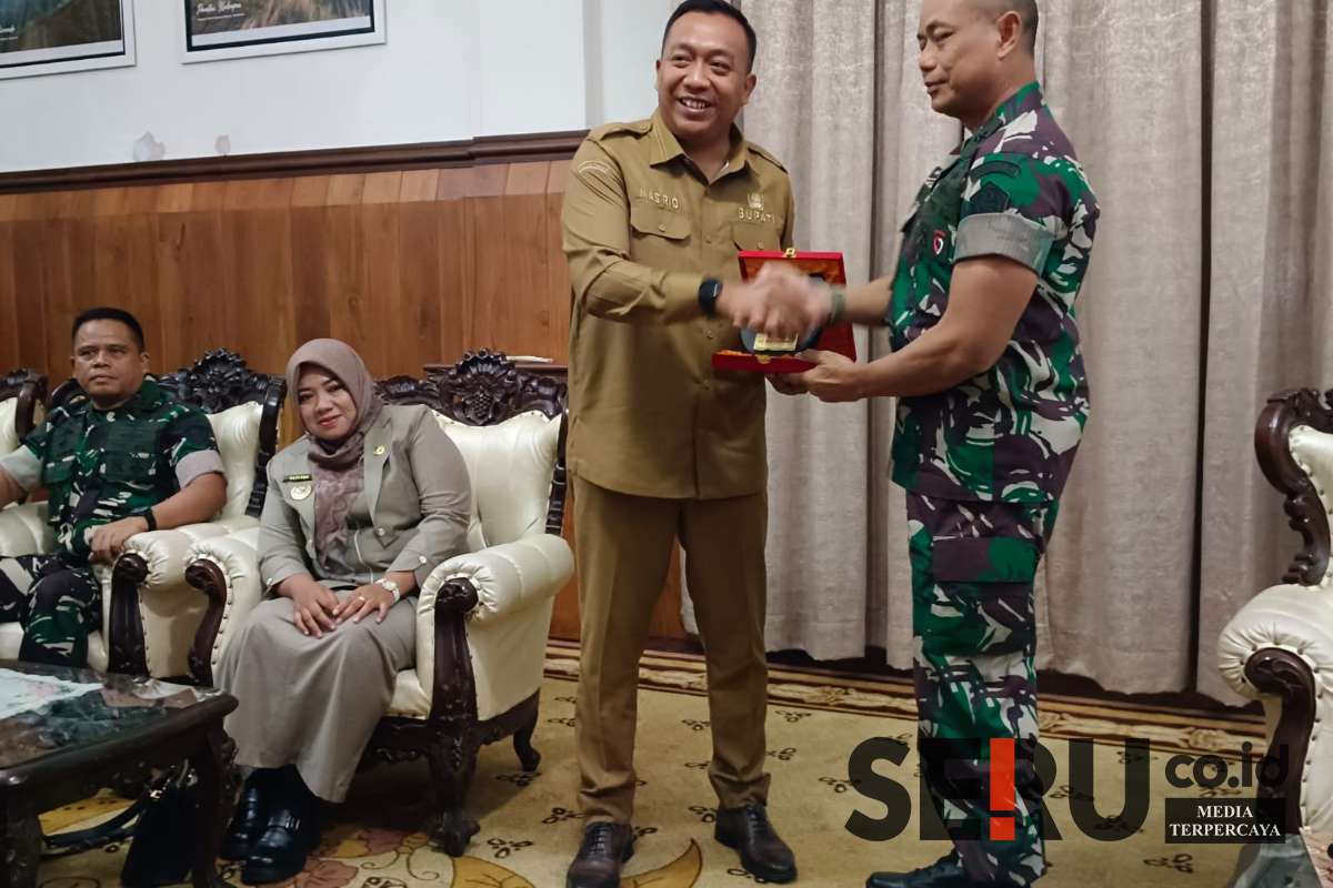 Bupati Situbondo menyampaikan langsung dihadapan Brigadir Jendral TNI (Mar) Agung Trisnanto Kaskogarkap III/Surabaya di pendopo kabupaten. (Seru.co.id/aza) - Demi Dukung Penuh Kegiatan Sub Garnisun, Bupati Situbondo Siapkan Kantor