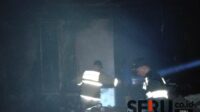 Damkar Kalisat melakukan proses pemadaman yang berlangsung kurang lebih 1 jam. (Seru.co.id/amb) - Bank Jatim Jember Cabang Kalisat Hangus Terbakar, Security Alami Luka Bakar