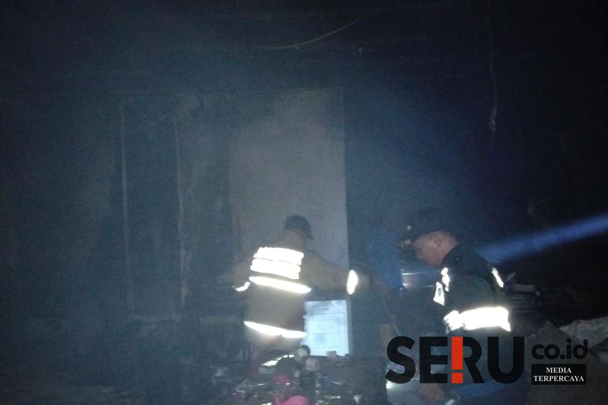 Damkar Kalisat melakukan proses pemadaman yang berlangsung kurang lebih 1 jam. (Seru.co.id/amb) - Bank Jatim Jember Cabang Kalisat Hangus Terbakar, Security Alami Luka Bakar