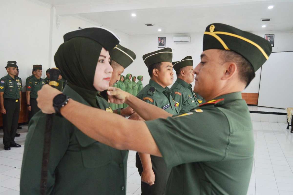 Dandim 0833 pimpin upacara kenaikan pangkat Bintara dan Tamtama di lingkungan Kodim. (ist) - Dandim 0833 Pimpin Upacara Kenaikan Pangkat Bintara dan Tamtama di Lingkungan Kodim