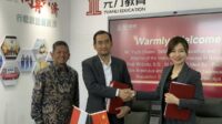 Foto Dari Kiri ke Kanan: Atase Pendidikan dan Kebudayaan (Atdikbud) KBRI Beijing, Bapak Yudil Chatim, Rektor UB Prof Widodo (membawa dokumen) dan Direktur Yuanli Education, Ms. Lisa Wang. (ist) - Universitas Brawijaya Jalin Kolaborasi Strategis dengan Yuanli Education China