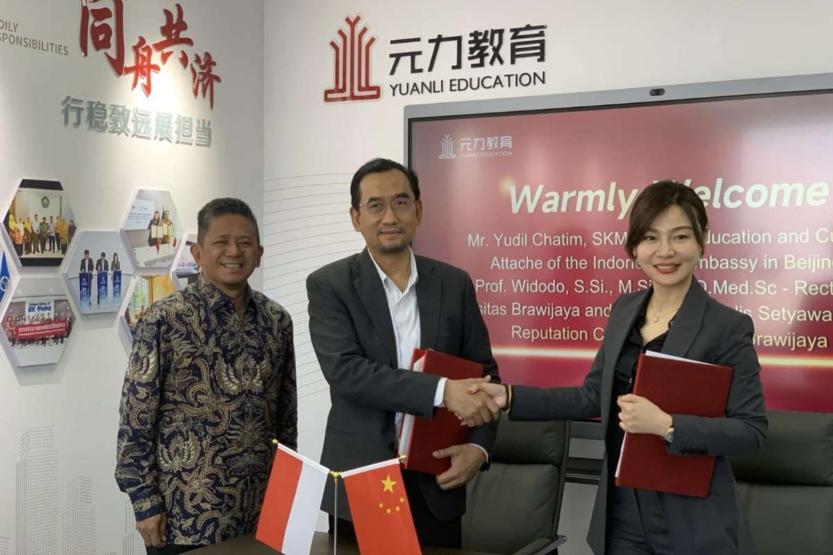 Foto Dari Kiri ke Kanan: Atase Pendidikan dan Kebudayaan (Atdikbud) KBRI Beijing, Bapak Yudil Chatim, Rektor UB Prof Widodo (membawa dokumen) dan Direktur Yuanli Education, Ms. Lisa Wang. (ist) - Universitas Brawijaya Jalin Kolaborasi Strategis dengan Yuanli Education China