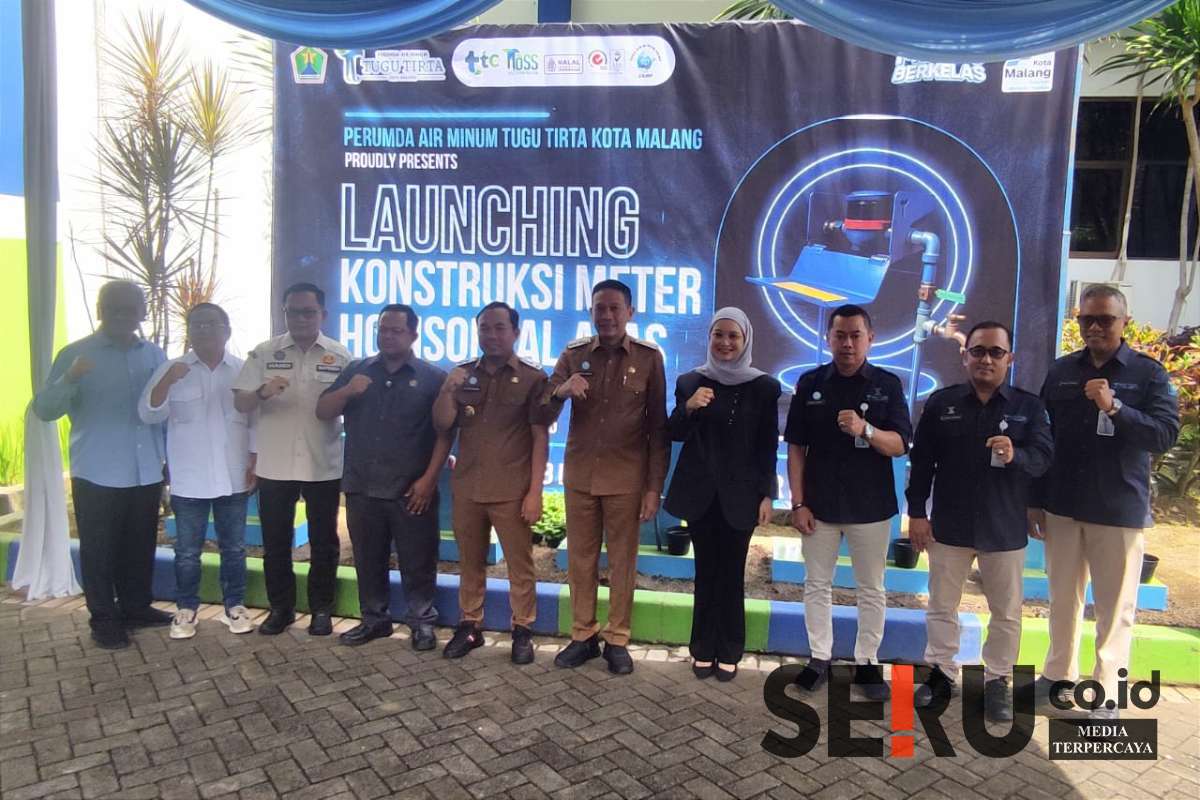 Foto bersama Wali Kota Malang, Ketua DPRD dan Dirut Perumda Tugu Tirta, beserta jajarannya. (rhd) - Perumda Tugu Tirta Malang Launching Tiga Inovasi Unggulan Pelayanan Pelanggan