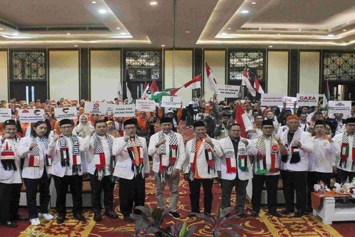 Foto bersama jajaran Pengurus DPW, DPD, DPRA, BPD V Jatim, dan BPH PKS bersama Wali Kota Malang. (ist) - Milad ke-23 dan Halalbihalal, PKS Kota Malang Solidkan Kader Berkolaborasi bersama Pemkot Malang