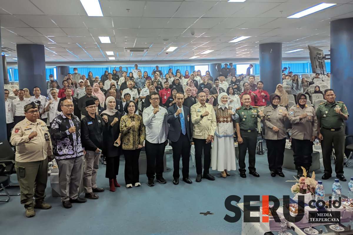 Foto bersama para peserta, narsum dan panitia Polinema dalam forum diskusi pencegahan kekerasan dan pemeliharaan kesehatan mental dari lintas perspektif. (ws13) - Polinema Komitmen Cegah Kekerasan dan Peduli Kesehatan Mental, Perkuat Sinergi Lintas Sektoral