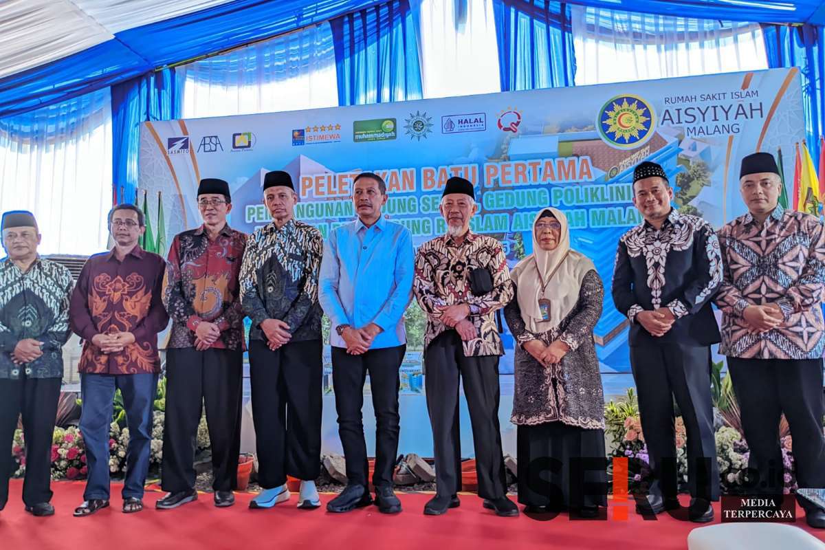 Foto bersama perwakilan Pemkot Malang, PD Muhammadiyah Kota Malang hingga PP Muhammadiyah. (ws13) - RSI Aisyiyah Malang Bangun Gedung Baru dan Jembatan Penghubung Revolusi Pelayanan Kesehatan