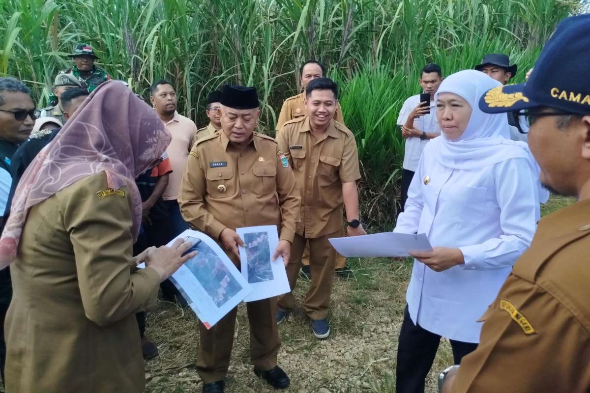 Gubernur Jawa Timur, Khofifah Indar Parawansa didampingi Bupati Malang HM Sanusi dan Rombongan saat meninjau lahan hibah untuk Sekolah Rakyat. (ist) - Khofifah Tinjau Lahan Bakal Sekolah Rakyat di Kecamatan Bantur