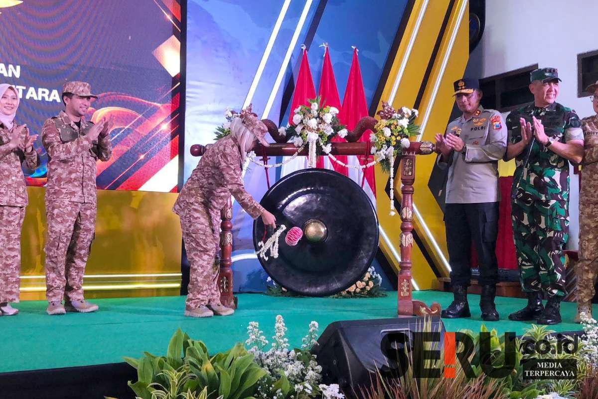 Gubernur Jawa Timur, Khofifah Indar Parawansa memukul gong tanda kegiatan Jatim Retreat 2025 dimulai. (wul) - Jatim Retreat 2025, Khofifah: Program Pemerintah Pusat Bisa Diadopsi Daerah