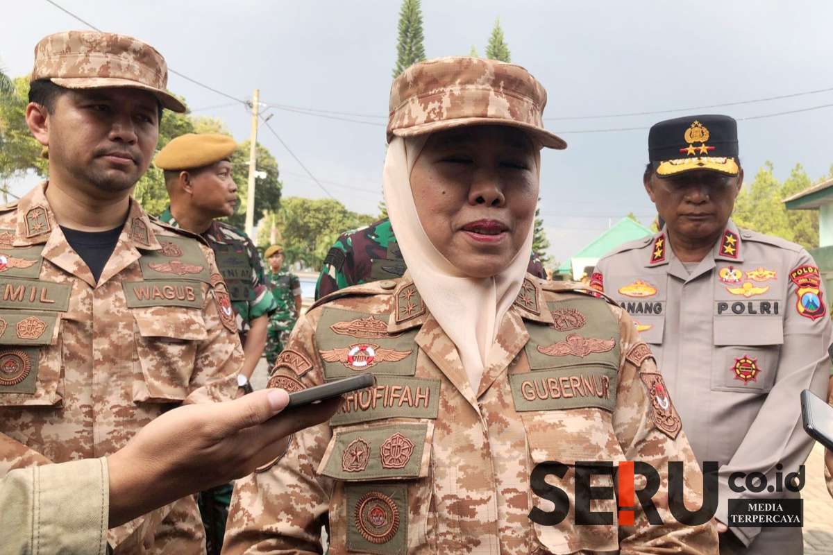 Gubernur Jawa Timur, Khofifah Indar Parawansa menjawab awak media. (wul) - Jatim Retreat 2025, Khofifah: Program Pemerintah Pusat Bisa Diadopsi Daerah