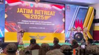 Gubernur Jawa Timur, Khofifah Indar Parawansa menjawab awak media. (wul) - Jatim Retreat 2025, Khofifah: Program Pemerintah Pusat Bisa Diadopsi Daerah
