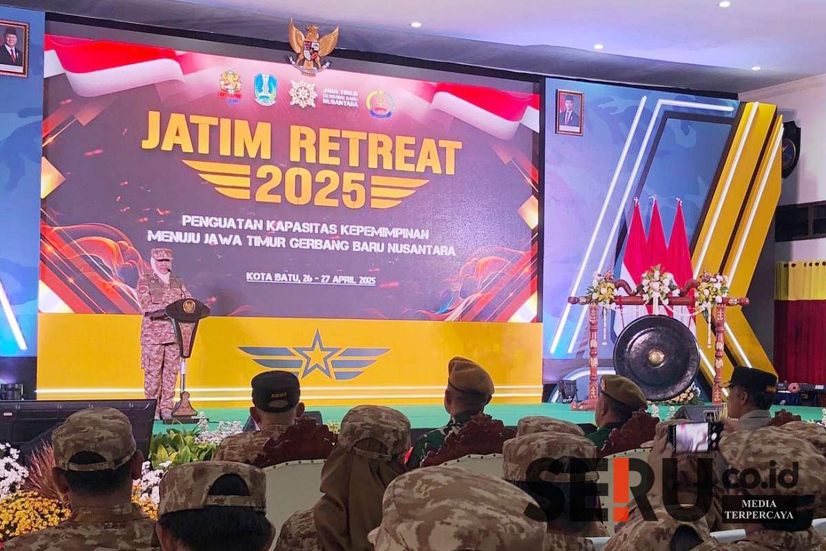 Gubernur Jawa Timur, Khofifah Indar Parawansa menjawab awak media. (wul) - Jatim Retreat 2025, Khofifah: Program Pemerintah Pusat Bisa Diadopsi Daerah