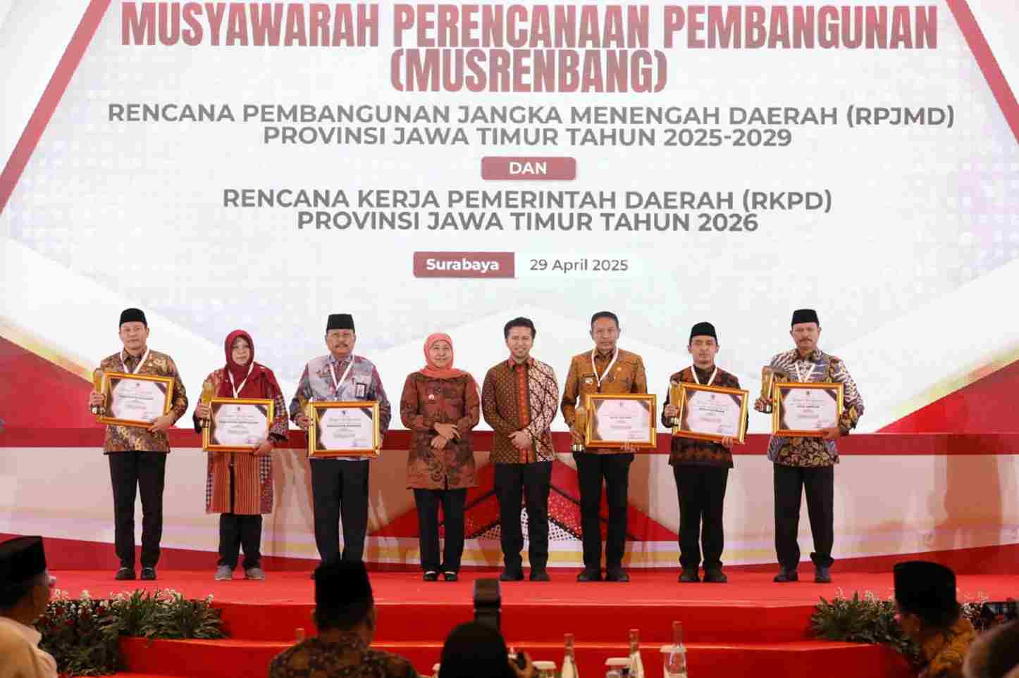Kota Malang Raih Predikat Pembangunan Daerah Terbaik se-Jawa Timur, Wali Kota Wahyu Terima Penghargaan